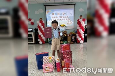 我全都要！花嶼國小附幼僅一人畢業「我獨自領獎」　抱走24件獎品
