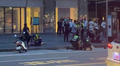夜店喝超醉！他猛拍小黃車窗起口角　運將喊支援老爸來了