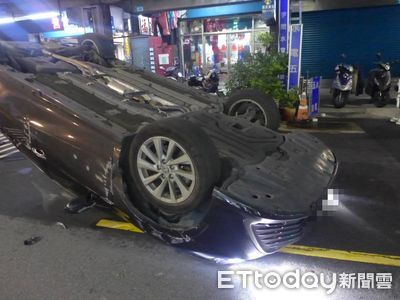 男訪友路不熟又分心!擦撞多元計程車 烏龜翻躺路中畫面曝