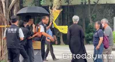 逢甲樹倒奪命!女友一身黑衣「招魂現場啜泣」 手撐黑傘送別戀人