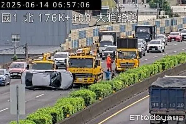 ▲▼國道1號難向台中大雅翻車。（圖／翻攝國道監視器）