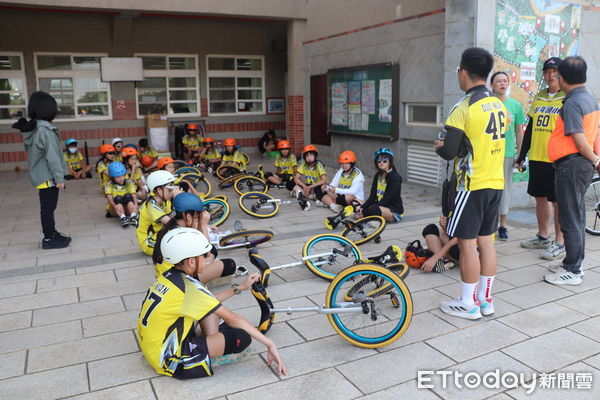 ▲▼ 金門多年國小舉行畢業典禮，19位小六生與4位幼兒園童騎乘獨輪車進場 。（圖／記者林名揚翻攝）