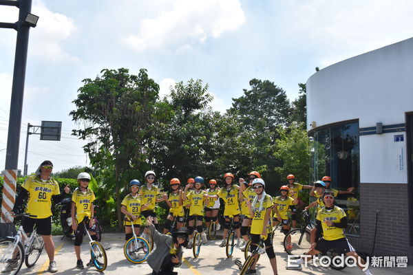 ▲▼ 金門多年國小舉行畢業典禮，19位小六生與4位幼兒園童騎乘獨輪車進場 。（圖／記者林名揚翻攝）