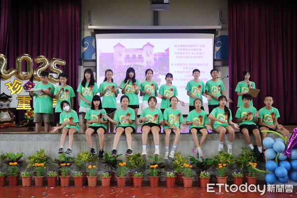 ▲▼ 金門多年國小舉行畢業典禮，19位小六生與4位幼兒園童騎乘獨輪車進場 。（圖／記者林名揚翻攝）