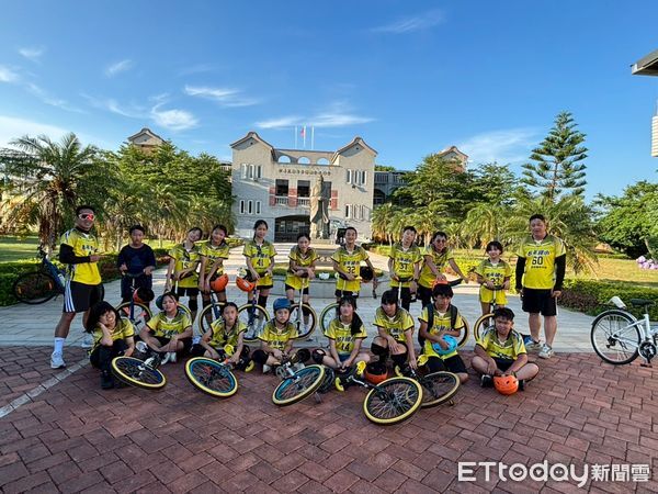 ▲▼ 金門多年國小舉行畢業典禮，19位小六生與4位幼兒園童騎乘獨輪車進場 。（圖／記者林名揚翻攝）