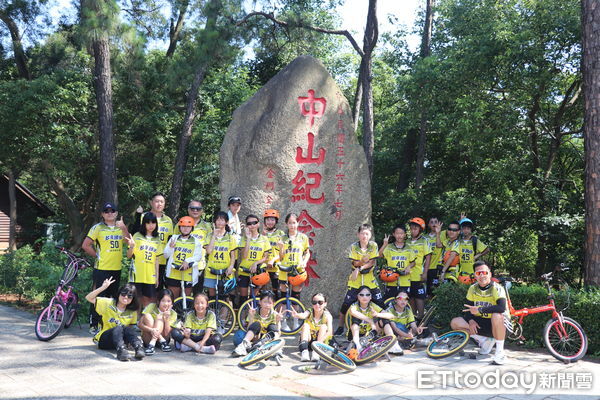 ▲▼ 金門多年國小舉行畢業典禮，19位小六生與4位幼兒園童騎乘獨輪車進場 。（圖／記者林名揚翻攝）
