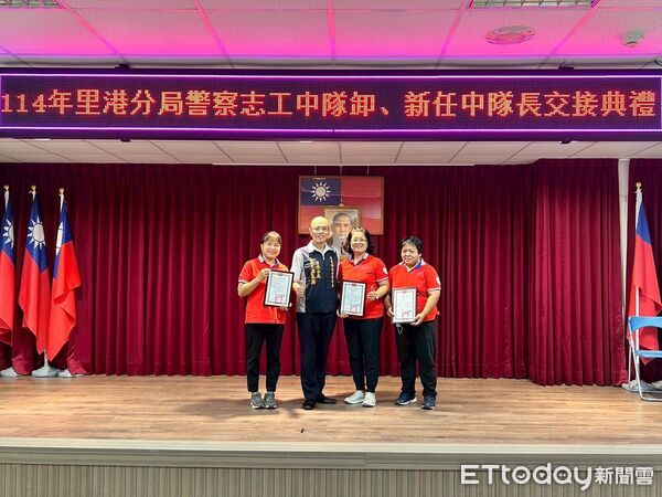 ▲里港警分局警察志工中隊長交接。（圖／記者陳崑福翻攝）