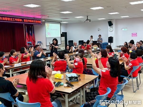 ▲里港警分局警察志工中隊長交接。（圖／記者陳崑福翻攝）