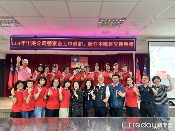 ▲里港警分局警察志工中隊長交接。（圖／記者陳崑福翻攝）