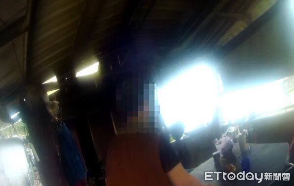 ▲內埔分局瑪家所警員高世傑傾聽王男心聲。（圖／記者陳崑福翻攝）