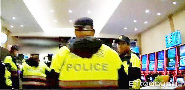 ▲桃園市蘆竹警方12日晚間持法院核發搜索票在某知名賣場查獲大型賭博電玩。（圖／記者沈繼昌翻攝）