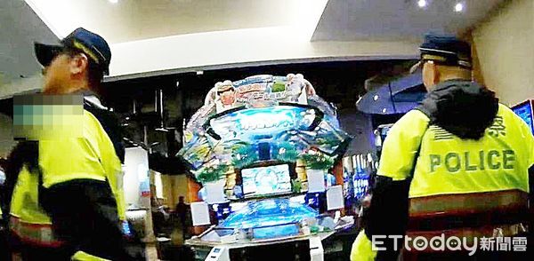 ▲桃園市蘆竹警方12日晚間持搜索票在知名賣場查獲大型賭博電玩與查扣大型機台。（圖／記者沈繼昌翻攝）