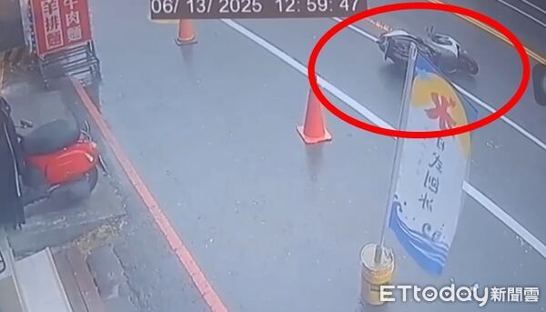 ▲▼機車自摔後起火燃燒。（圖／記者游芳男翻攝）