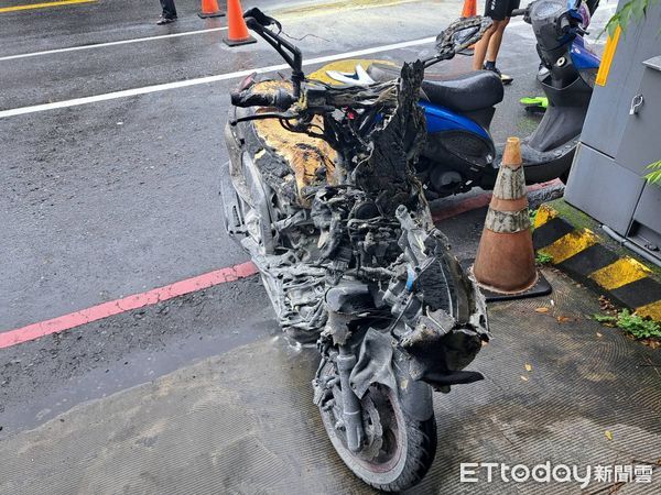 ▲▼ 機車自摔後起火燃燒。（圖／記者游芳男翻攝）