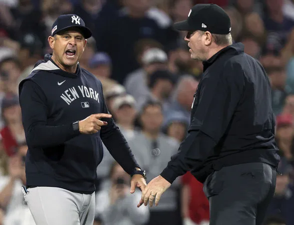 ▲ 洋基總教練布恩抗議重播判決遭驅逐　怒丟口香糖嗆裁判             。（圖／達志影像／美聯社）