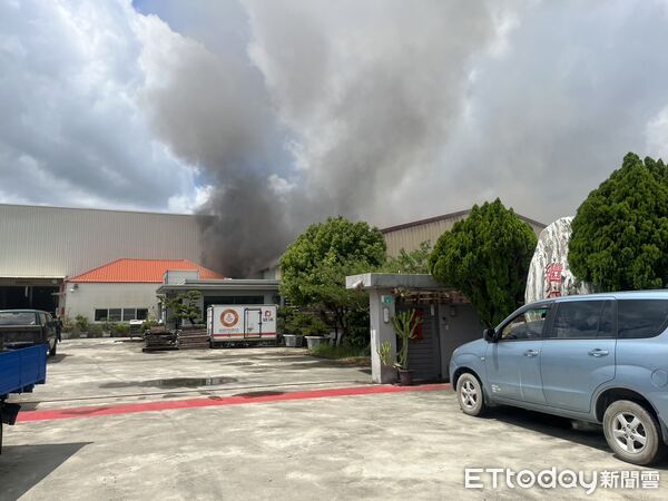 ▲▼ 台南市仁德區長興一街一處工廠發生火警            。（圖／記者林東良翻攝）