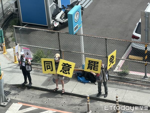 ▲▼  洪孟楷舉辦淡水場說明會，國民黨主席朱立倫、新北市長侯友宜、媒體人趙少康出席，罷團在門口抗議 。（圖／記者崔至雲攝）