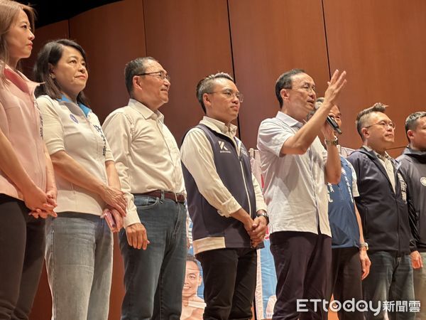 ▲▼  洪孟楷舉辦淡水場說明會，國民黨主席朱立倫、新北市長侯友宜、媒體人趙少康出席，罷團在門口抗議 。（圖／記者崔至雲攝）
