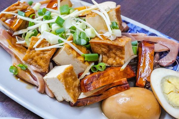 ▲▼新莊美食「旺旺餃子館」，在地人推薦水餃配滷味必吃。（圖／部落客陳小可提供）