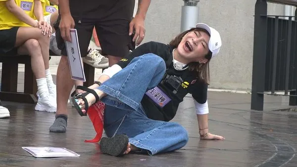 ▲王彩樺動彈不得KID英勇揹回終點。（圖／綜藝玩很大）