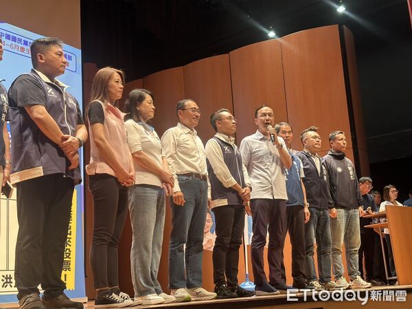 ▲國民黨主席朱立倫、新北市長侯友宜與戰鬥藍代表趙少康等藍營大咖，一起力挺藍委洪孟楷，反惡罷。            。（圖／記者崔至雲攝）