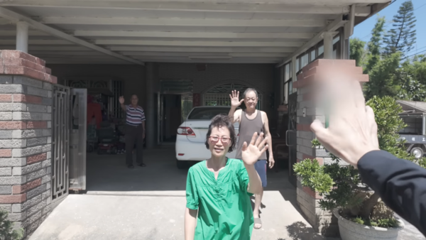▲▼Andy騎車環島悄悄回家探望家人。（圖／翻攝自YouTube）