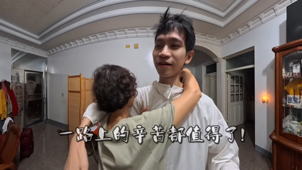 ▲▼Andy騎車環島悄悄回家探望家人。（圖／翻攝自YouTube）