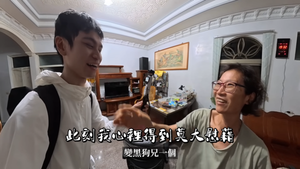 ▲▼Andy騎車環島悄悄回家探望家人。（圖／翻攝自YouTube）