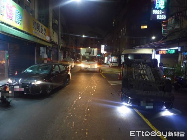 ▲曾男開車分心，不慎擦撞路旁車輛翻覆。（圖／記者陸運陞翻攝）