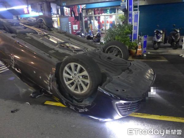 ▲曾男開車分心，不慎擦撞路旁車輛翻覆。（圖／記者陸運陞翻攝）