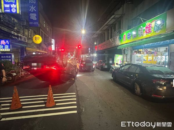 ▲曾男開車分心，不慎擦撞路旁車輛翻覆。（圖／記者陸運陞翻攝）