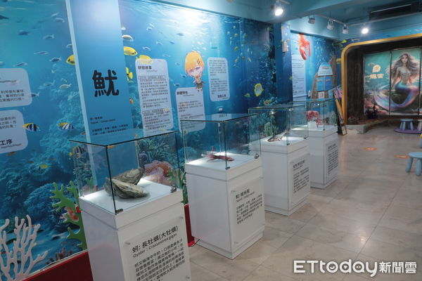 ▲台南市長黃偉哲出席潮龍宮蝦餅觀光工廠開幕活動，與嘉賓合影祝賀卡卡食品再創新里程。（記者林東良翻攝，下同）