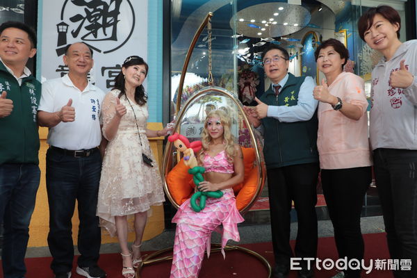 ▲台南市長黃偉哲出席潮龍宮蝦餅觀光工廠開幕活動，與嘉賓合影祝賀卡卡食品再創新里程。（記者林東良翻攝，下同）