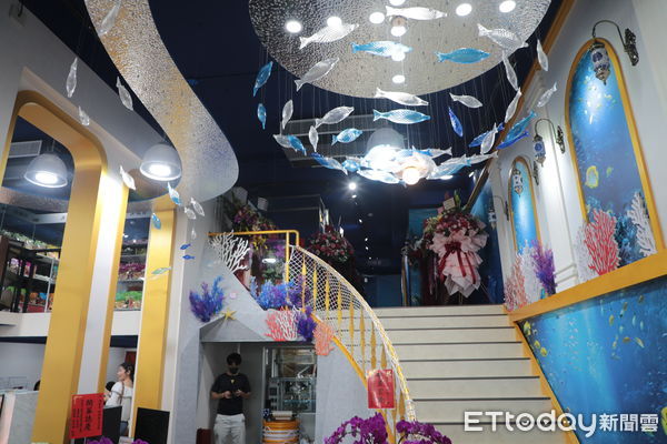 ▲台南市長黃偉哲出席潮龍宮蝦餅觀光工廠開幕活動，與嘉賓合影祝賀卡卡食品再創新里程。（記者林東良翻攝，下同）