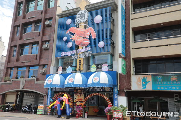 ▲台南市長黃偉哲出席潮龍宮蝦餅觀光工廠開幕活動，與嘉賓合影祝賀卡卡食品再創新里程。（記者林東良翻攝，下同）