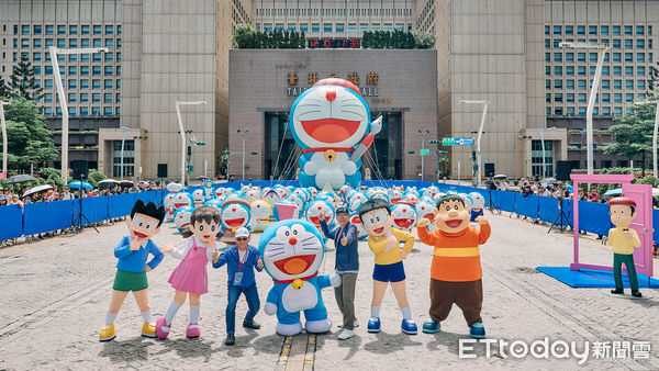 ▲▼60隻哆啦A夢快閃北市府前市民廣場。（圖／聯合數位文創提供）
