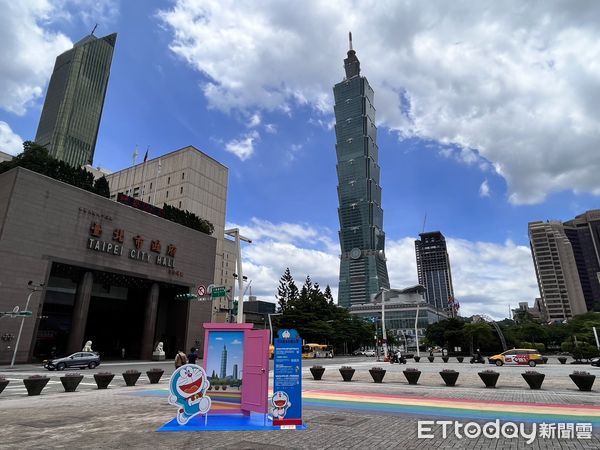 ▲▼60隻哆啦A夢快閃北市府前市民廣場。（圖／聯合數位文創提供）