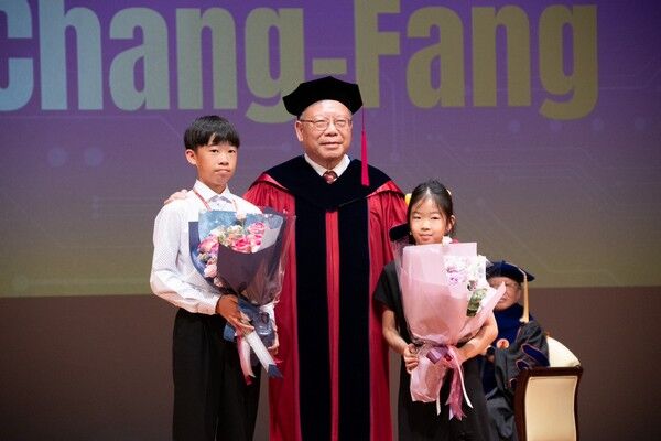 ▲臻鼎科技董事長沈慶芳獲中大頒授名譽博士 