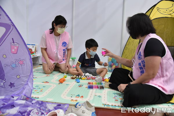 ▲永康就業中心徵才活動吸引眾多青年參與，會場人潮踴躍、氣氛熱絡。（記者林東良翻攝，下同）