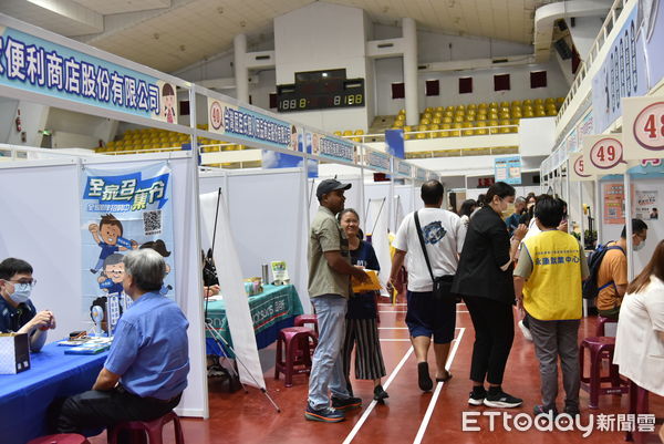 ▲永康就業中心徵才活動吸引眾多青年參與，會場人潮踴躍、氣氛熱絡。（記者林東良翻攝，下同）