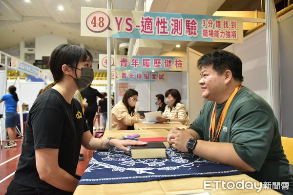 ▲永康就業中心徵才活動吸引眾多青年參與，會場人潮踴躍、氣氛熱絡。（記者林東良翻攝，下同）
