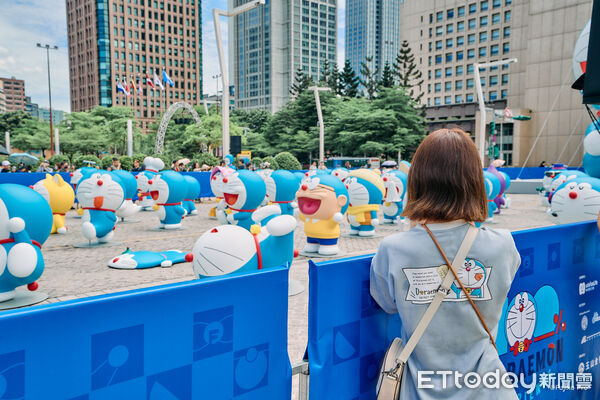 ▲▼60隻哆啦A夢快閃北市府前市民廣場。（圖／聯合數位文創提供） 