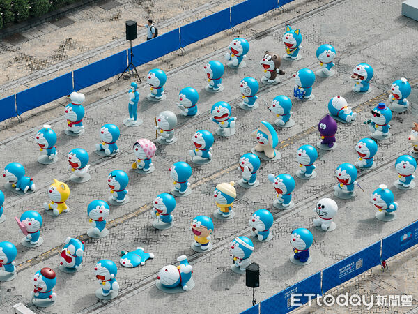 ▲▼60隻哆啦A夢快閃北市府前市民廣場。（圖／聯合數位文創提供） 
