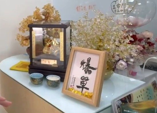 ▲家長放任小孩玩店家的金雞母。（圖／記者唐詠絮翻攝）