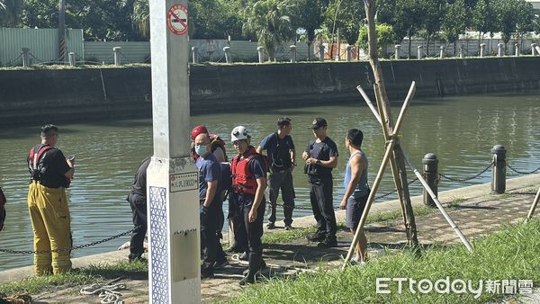 ▲▼高雄愛河同盟路發現一具男性浮屍。（圖／記者吳世龍攝）