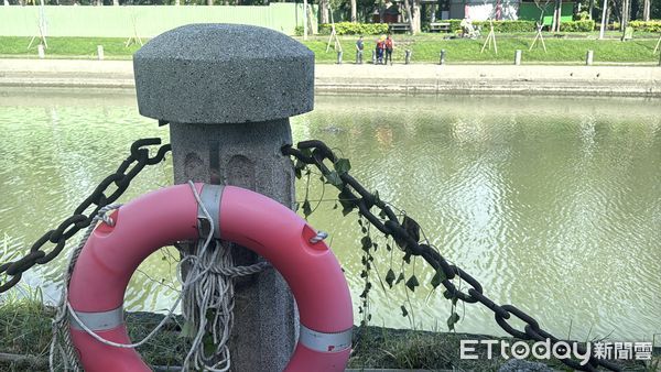 ▲▼高雄愛河同盟路發現一具男性浮屍。（圖／記者吳世龍攝）