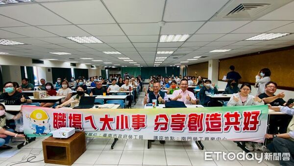 ▲吳家德總經理分享職場經驗與「人脈利他學」，吸引市民熱情參與。（記者林東良翻攝，下同）