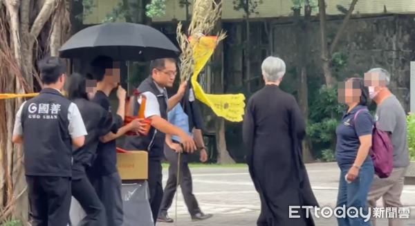 ▲▼逢甲大學榕樹倒塌壓死碩一男，死者家屬重回現場招魂，媽媽哭到腿軟。（圖／記者白珈陽攝）