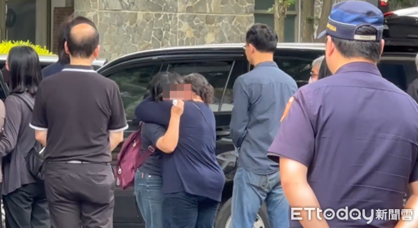 ▲▼逢甲大學榕樹倒塌壓死碩一男，死者家屬重回現場招魂，媽媽哭到腿軟。（圖／記者白珈陽攝）
