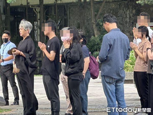 ▲▼逢甲大學榕樹倒塌壓死碩一男，死者家屬重回現場招魂，媽媽哭到腿軟。（圖／記者白珈陽攝）